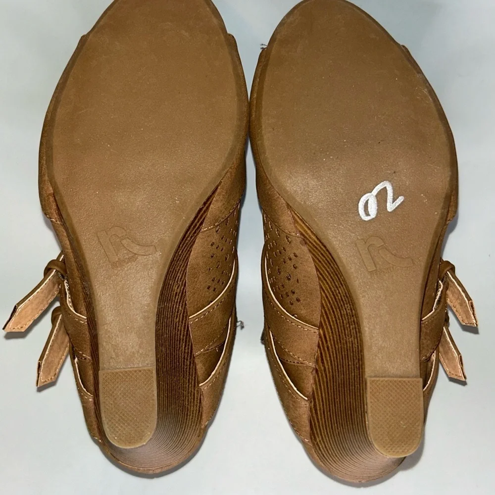 NWOT Report women’s ankle wedge booties